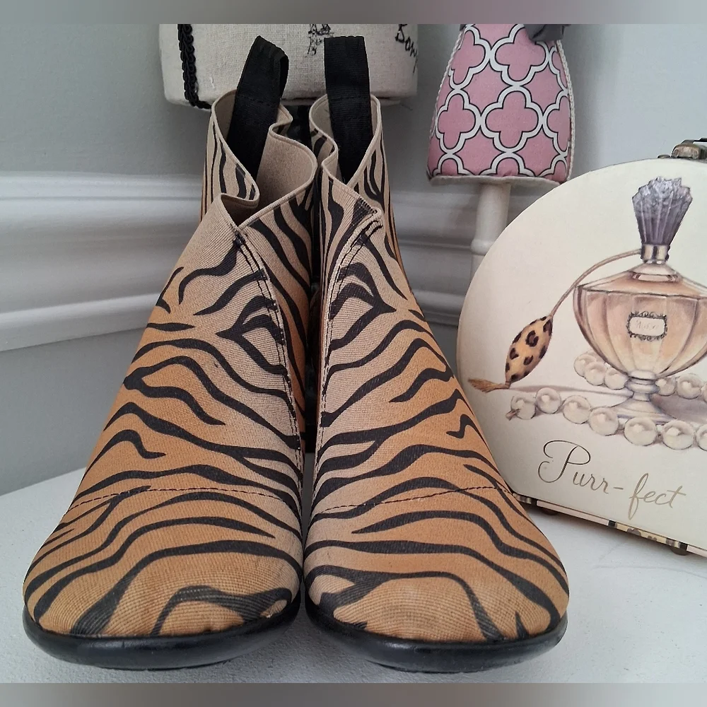 CHARLESTON SHOE CO. Tan & Black Telfair Tiger Ankle Boots Sz 6 Pre-Owned - Picture 2 of 13